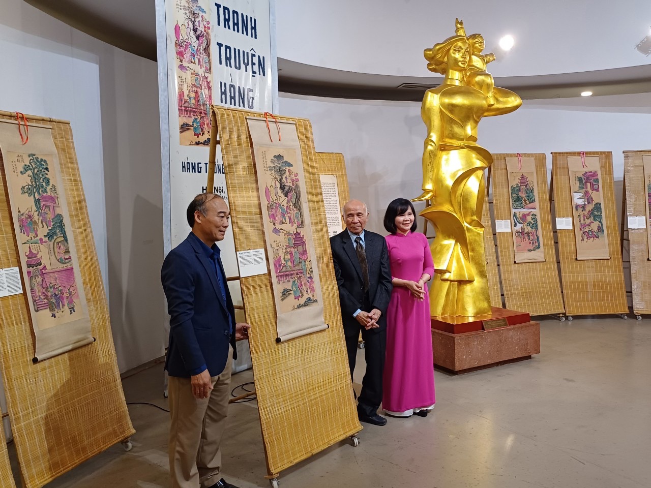 Họa sỹ Phan Ngọc Khuê trao tặng tranh hàng Trống cho Bảo tàng Phụ nữ Việt Nam